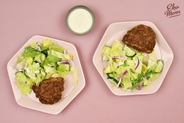 Keto gehakt cordon bleu met komkommersalade